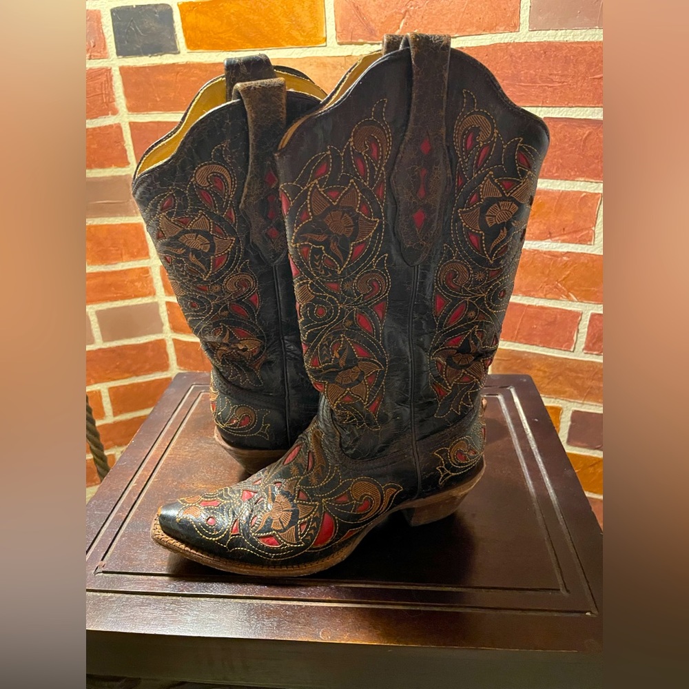Corral Vintage Black and Red detailed Boots. Size 7.5.